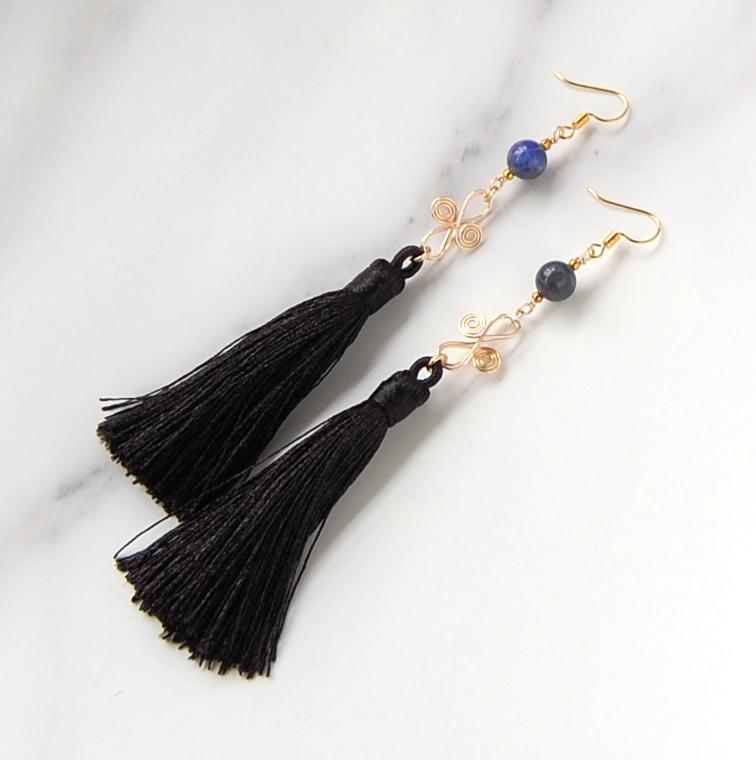 タッセルが揺れる宇宙色の中華風ロングピアス | 2枚目