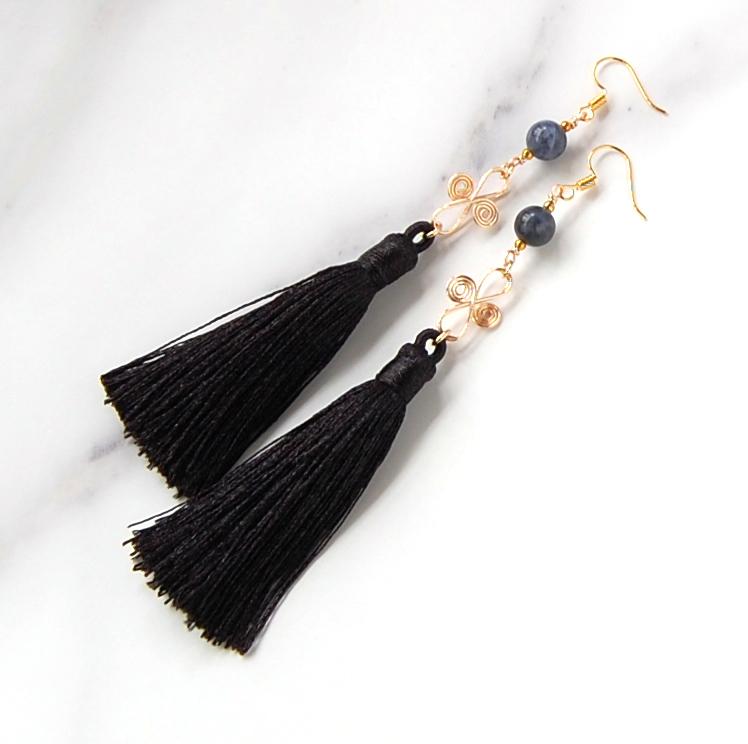 タッセルが揺れる宇宙色の中華風ロングピアス | 3枚目