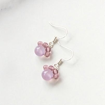 アメジストとチェコビーズの肉球ピアス／イヤリング | 2枚目